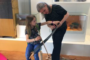 Wie man eine Säge zum Klingen bringen kann, erfährt man im LVR-Freilichtmuseum Kommern. Foto: Louisa Lang/LVR