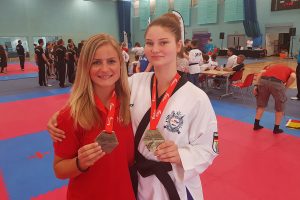 Die Kampfsportlerinnen Jessica Rau (v.l.) und Tessa Ternes waren beim Taekwondo-Turnier in London erfolgreich: Jeweils Gold in der Teamwertung. Foto: Taekwondo Club Schleiden