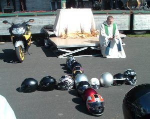 Biker und Bikerinnen aus Nah und Fern sind zum Motorrad-Gottesdienst auf dem Dorfplatz Breitenbenden eingeladen. Bild: Bernd Wienand
