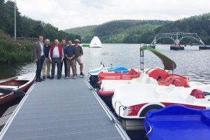 Bürgermeister und Verbandsvorsteher Jan Lembach mit den Partnern auf dem neuen Bootssteg am Kronenburger See. Bild: Gemeinde Dahlem  