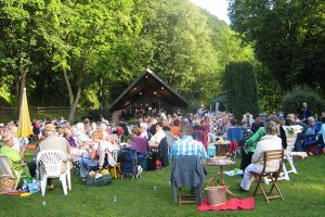 Musik unter freiem Himmel können die Besucher des Picknick-Konzerts im Heimbacher Kurpark erleben. Foto: Veranstalter