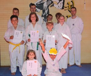Ihre Leistungen wurden mit neuen Gürteln belohnt: Der Nachwuchs des Taekwondo Clubs Schleiden. Foto: Taekwondo Club Schleiden