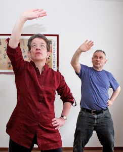 Sabine und Dieter Renner bieten Qigong-Kurse an. Foto: Caritas Euskirchen