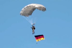Über 200 Fallschirmspringer und -springerinnen kämpfen auf der Dahlemer Binz um die Deutsche Meisterschaft. Symbolbild: Michael Thalken/Eifeler Presse Agentur/epa