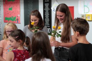 Jacqueline Luppes (rechts) und Jennifer Adomat wurden für ihre tolle Arbeit von den Kindern mit Blumen beschenkt. Bild: Michael Thalken/Eifeler Presse Agentur/epa