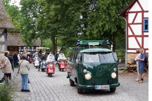 200 Oldtimer werden erwartet, die als KOrso durch das LVR-Freilichtmuseum Kommern fahren sollen. Bild: Hans-Theo Gerhards/LVR