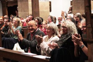 Das Publikum war von den Darbietungen des „Avram“-Ensembles begeistert. Bild: Michael Thalken/Eifeler Presse Agentur/epa