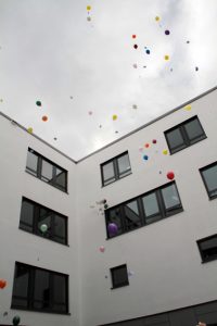 Zum Abschluss ließen die Kinder ihre Ballons mit guten Wünschen in den Himmel über ihrer neuen Kita steigen. Bild: Michael Thalken/Eifeler Presse Agentur/epa