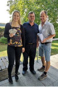 Esther Erharter(v.l.), Franz Willems und Alexander Mauel freuen sich über die Spendeneinnahmen.Bild: Gemeinde Blankenheim