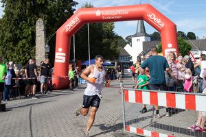 Sport, Spaß, Kirmes: Der „Metterman“ ist ein Jahreshöhepunkt in Weilerwist-Metternich. Bild: Tameer Gunnar Eden/Eifeler Presse Agentur/epa