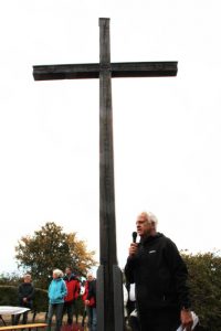 Anwohner Wolfgang Röhrig präsentierte das runderneuerte Ostlandkreuz, das jetzt mit einer Sitzgruppe und einer Bepflanzung zum Verweilen einlädt. Bild: Michael Thalken/Eifeler Presse Agentur/epa