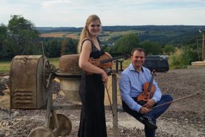 Das Duo Fantastique präsentiert in Kronenburg Stücke für Violine. Kulturkreis Obere Kyll e.