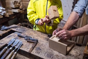 In den Herbstferien kann man im LVR-Freilichtmuseum Kommern Holzwürfer selbst bauen. Foto: Hans-Theo Gerhards/LVR