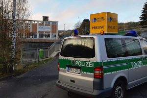 Wegen des großen öffentlichen Interesses hat die Polizei Euskirchen eine mobile Pressestelle an der Schule eingerichtet. Bild: Kreispolizei Euskirchen