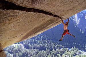 Bergfotograf Heinz Zak ist selbst Ausnahmekletterer: Hier bei seinem seilfreien Durchstieg von „Separate Reality“ in 200 Meter Höhe im Yosemite-Nationalpark. Foto: Archiv Heinz Zak