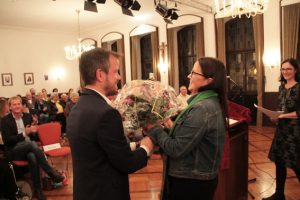 Auch Caritasvorstand Martin Jost hatte es sich nicht nehmen lassen, seiner Mitarbeiterin mit einem Blumenstrauß zu gratulieren. Bild: Michael Thalken/Eifeler Presse Agentur/epa