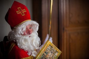 In der Kleidung eines Bischofs will der Nikolaus Kinder im LVR-Freilichtmuseum Kommern mit traditionellen Gaben bescheren. Foto: Hans-Theo Gerhards/LVR