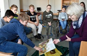 Auch die Olchis aus Schmuddelfing waren beim Vorlesetag in der Hans-Verbeek-Schule zu Gast – zur Freude der Schülerinnen und Schüler. Foto: W. Andres / Kreisverwaltung