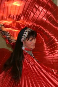 Hildegard Wirtz tanzt bereits seit 30 Jahren und hat sich bei vielen bekannten Größen des orientalischen Tanzes ausbilden lassen. Bild: Wirtz