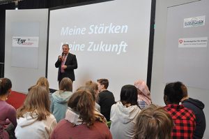 Günter Rosenke, Landrat Kreis Euskirchen, begrüßte die heranwachsenden beim Projekt „komm auf Tour“. Foto: Sinus - Büro für Kommunikation