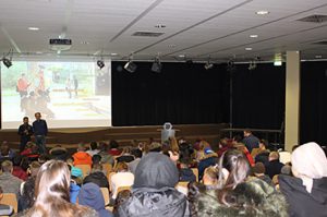 Rund 100 Jugendliche sahen im Thomas-Eßer-Berufskolleg einen Dokumentarfilm über gelungene Integration von Geflüchteten. Foto: KoBIZ