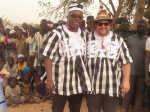 Mitglieder des Solidaritätskreises Westafrika reisen regelmäßig auf eigene Kosten nach Burkina Faso, um die Arbeiten vor Ort zu kontrollieren. Foto: Solidaritätskreis Westafrika