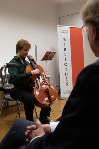 Der Kölner Musiker Paul Rittel begeisterte die Zuschauer im „Kulturhof“ mit seinem Cello-Spiel. Bild: Tameer Gunnar Eden/Eifeler Presse Agentur/epa