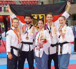 Bronze bei der Taekwondo Poomsae WM für Triumf Beha (2.v.l.) vom Taekwondo Club Schleiden und sein Freestyle-Team. Foto: Taekwondo Club Schleiden