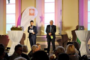 Die beiden Caritasvorstände Martin Jost (links) und Bernhard Becker dankten den Anwesenden für ihr Engagement- Bild: Peter Müller-Gewiss