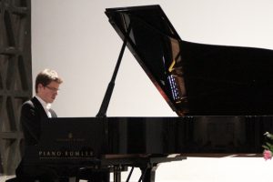Der belgische Pianist Florian Noack überzeugte bei den Wallgraben-Konzerten durch sein variationsreiches Spiel. Bild: Michael Thalken/Eifeler Presse Agentur/epa