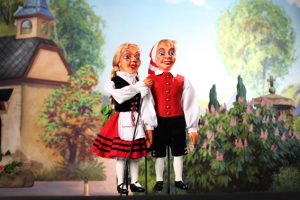 Hänneschen und Bärbelchen besuchen den Jahrmarkt anno dazumal im LVR-Freilichtmuseum. Bild: Hänneschen Theater – Puppenspiele der Stadt Köln