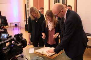 Bürgermeister Ingo Pfennings bat die jungen Leute, sich in das Goldene Buch der Stadt Schleiden einzutragen. Bild: Michael Thalken/Eifeler Presse Agentur/epa