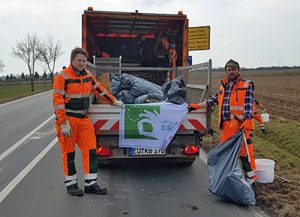 Kevin Linden (links) und Heinz Heiter vom Kreisbauhof sammeln den „wilden Müll“ an den Kreisstraßen auf. Foto: Kreis Euskirchen