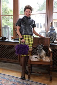 Jeannette Gräfin Beissel, hier mit Hund Fips, stellt modische Taschen in Handarbeit her. Bild: Uwe Erensmann