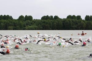 Neben Fahrradfahren und Laufen geht es beim Triathlon „Eifel Hero“ auch ins Wasser. Symbolbild: Tameer Gunnar Eden/Eifeler Presse Agentur/epa