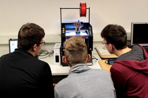 Hoch konzentriert beobachten diese drei Schüler den Druckvorgang im 3D-Drucker. Bild: Michael Thalken/Eifeler Presse Agentur/epa