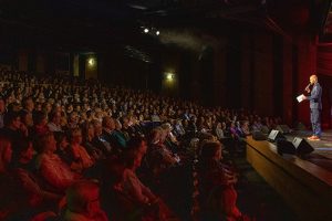 Im fast voll besetzten Stadttheater Euskirchen moderierte Martijn Theisen ein mitreißendes Musical-Konzert. Bild: Tameer Gunnar Eden/Eifeler Presse Agentur/epa