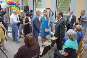 Odessas Bürgermeister Gennadij Truchanow begrüßte Armin Ahrendt bei der Einweihung des neuen Therapiezentrums. Bild: Wilhelm Stein