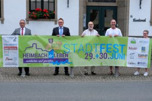  Bürgermeister Peter Cremer (links) und der Vorsitzende vom Heimbach-Tourismus e.V., Georg Wergen (2. von rechts), mit Mitgliedern des Organisationskomitees bei der Präsentation des Programms zum diesjährigen Stadtfest. Bild: Stadt Heimbach