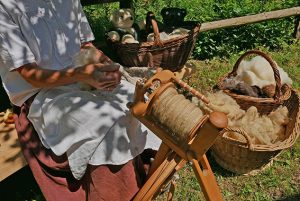 Wie man per Hand Wolle zu Garn verarbeitet, das kann man im LVR-Freilichtmuseum Kommern lernen. Foto: Hans-Theo Gerhards/LVR