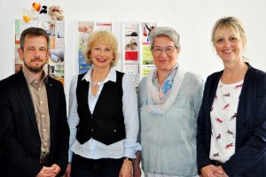 Martin Jost (v.l.), Ute Züll, Rita Schischka und Elke Nücken-Kahlenbach bei der Spendenübergabe. Bild: Carmen Sciuka / Caritas Euskirchen