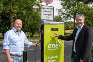 Wie das Laden von E-Fahrzeugen funktioniert, demonstrierte Markus Böhm (rechts), Geschäftsführer „ene“, für Michael Rieck, Geschäftsführer des REWE-Marktes in Simmerath. Bild: Tameer Gunnar Eden/Eifeler Presse Agentur/epa
