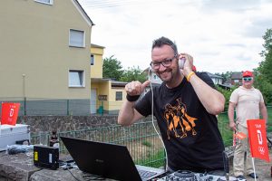 Partymusik zum Abfeiern: Bernd Lübbert sorgte für gute Laune mit schnellen Beats. Bild: Tameer Gunnar Eden/Eifeler Presse Agentur/epa