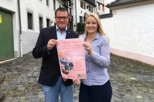 Esther Erharter und Bürgermeister Rolf Hartmann stellten das Programm vor. Bild: Gemeinde Blankenheim