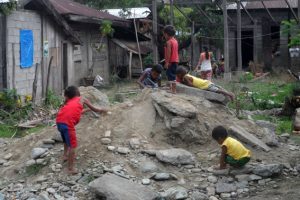 Vor allem für Kinder sind die Bedingungen auf den Philippinen oft grenzwertig. BIld: Neben Medikamenten wurden vor Ort auch Untersuchungen angeboten. Bild: P. Hubert Kranz 