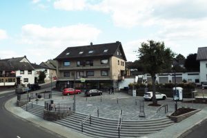 Der Dorfplatz nach der Umgestaltung. Bild: Gemeinde Dahlem