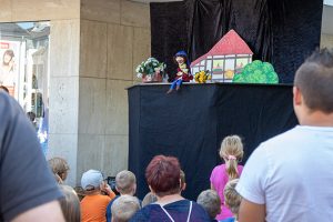 Zahlreiche Kinder und Eltern vergnügten sich bei der Kasper-Vorstellung vom Figurentheater „spielbar“. Bild: Tameer Gunnar Eden/Eifeler Presse Agentur/epa