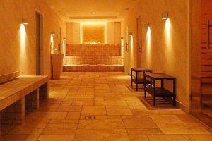 In der großen Sauna-Landschaft sind Event-Aufgüsse, eine Klangschalen-Sauna, Salzpeeling im finnischen Dampfbad oder auch ein typischer persischer Hammam mit Aromatherapie möglich. Bild: Bayat