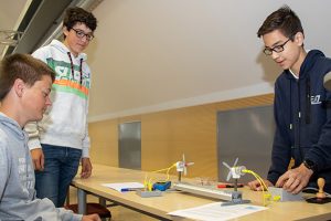 Schüler der Gesamtschule Eifel boten am Modell Versuche zur Windenergie an und hatten ein Quiz zum Thema vorbereitet. Bild: Tameer Gunnar Eden/Eifeler Presse Agentur/epa