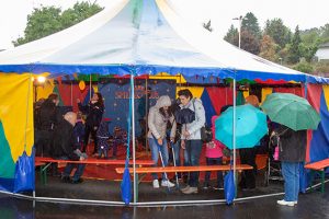 Gut vor Regen geschützt konnten sich Kinder im Zelt des „Kölner Spielecircus“ als Zirkusartisten und Jongleure ausprobieren. Bild: Tameer Gunnar Eden/Eifeler Presse Agentur/epa